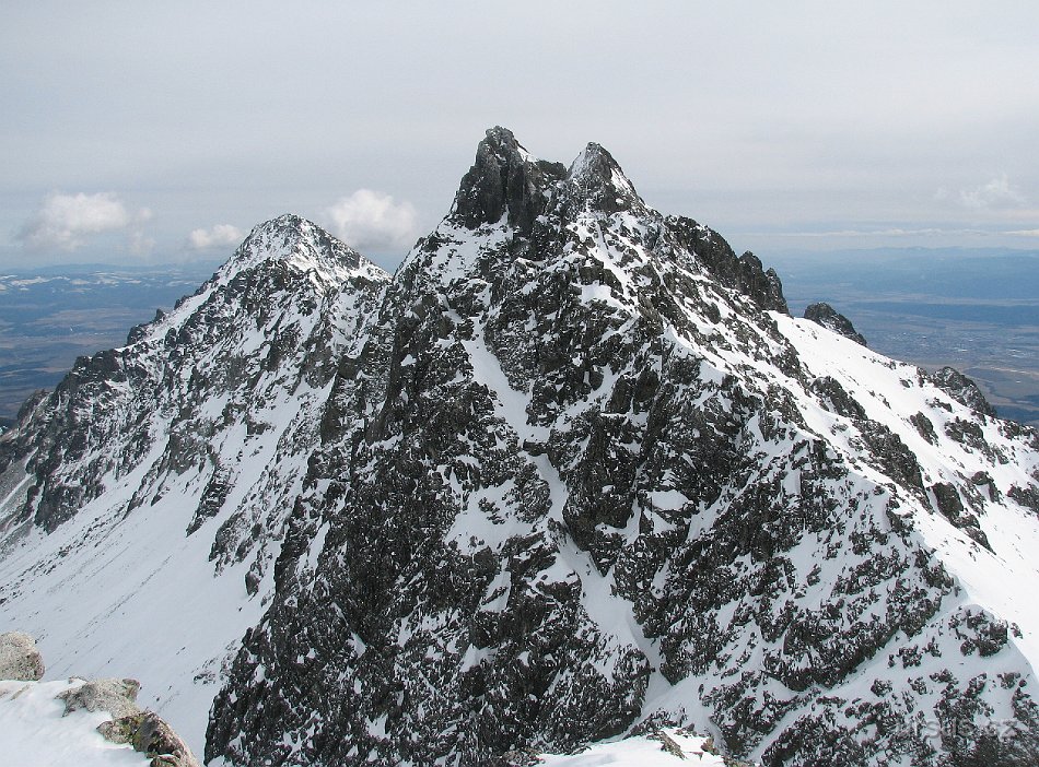 tatry 241.jpg - Pohled z Východné Vysoké na Kupolu, Vesterův štít a Bradavicu (všechny tři vrcholy jsou v zákrytu) a Slavkovský štít v pozadí.